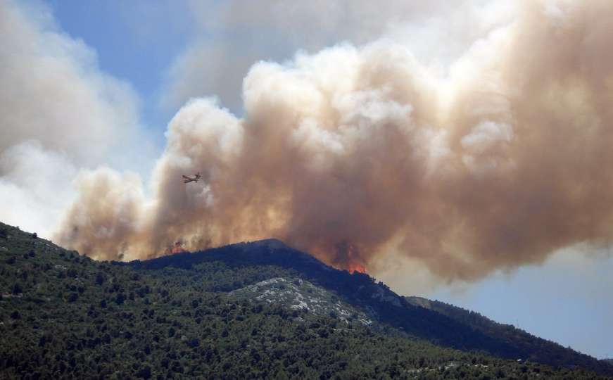 Gori dio Trebevića: Tri vatrogasne ekipe se bore sa požarom