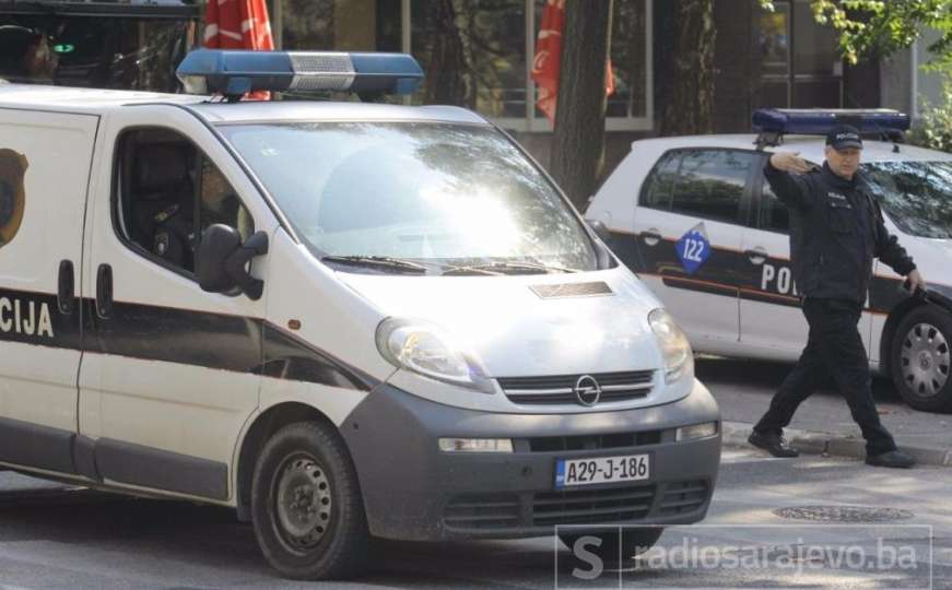 Sukobi ispred porodične kuće: Jedna osoba preminula, tri teže povrijeđene