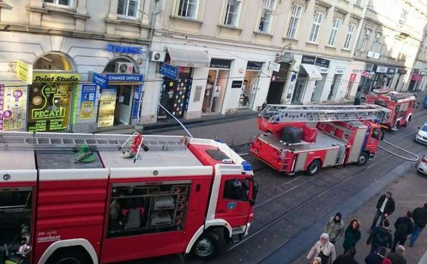 U Praškoj ulici došlo do eksplozije i požara: Saobraćaj obustavljen