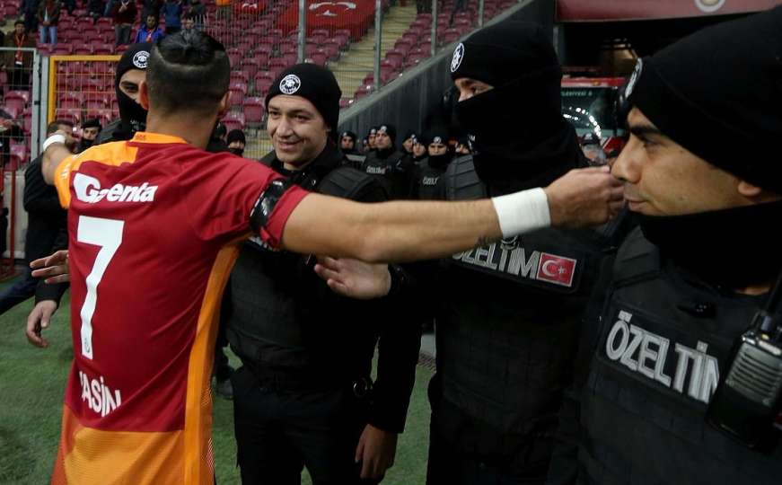 Odao počast žrtvama terorizma: Fudbaler Galatasaraya oduševio svijet