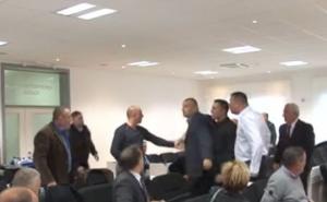 A sada i na videu: Tuča u skupštiniskim klupama u Bileći 