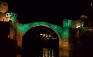 Stari most u boji mira: Znak solidarnosti sa stanovnicima Alepa