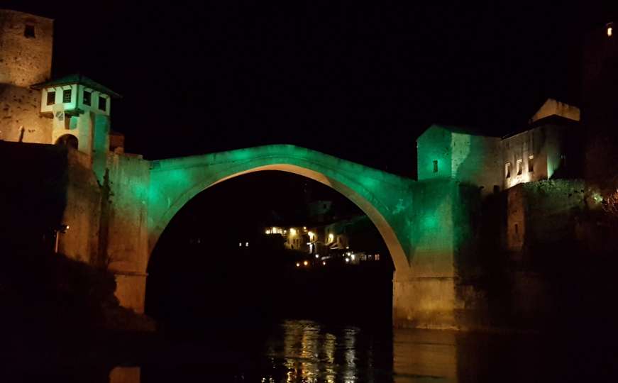 Stari most u boji mira: Znak solidarnosti sa stanovnicima Alepa