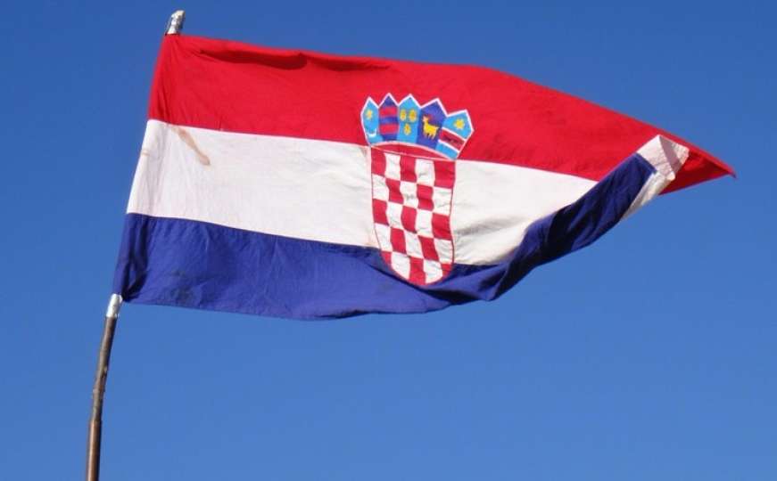 Privedena trojica mladića zbog paljenja hrvatske zastave u Srbiji