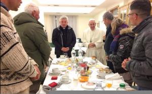 Starost žudi za mudrošću: Papa proslavio 80. rođendan s beskućnicima