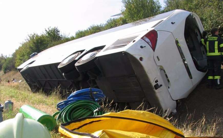 Vozač zaspao: Autobus iz Srbije u jarku pored autoputa, ima povrijeđenih