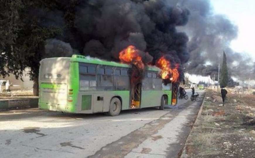 Pobunjenici zapalili autobuse koji su trebali evakuirati povrijeđene