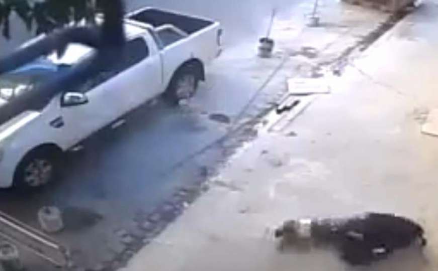 Uznemirujući snimak: Vozač upucao mladića koji ga je htio opljačkati