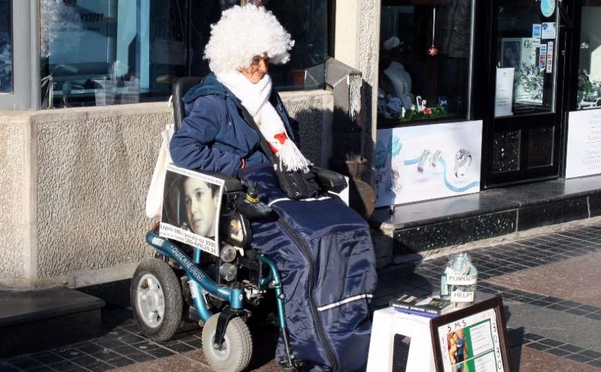 Književnica u invalidskim kolicima svakodnevno prikuplja novac za bolesnu djecu