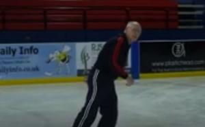 Ovaj dedica ima 82 godine i savršeno kliže na ledu