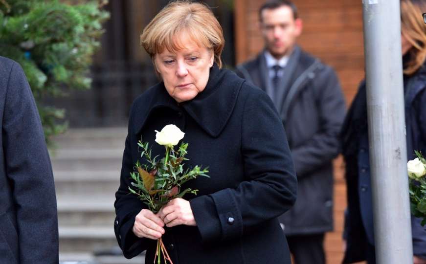 Berlin: Merkel položila bijelu ružu na mjesto sinoćnjeg napada