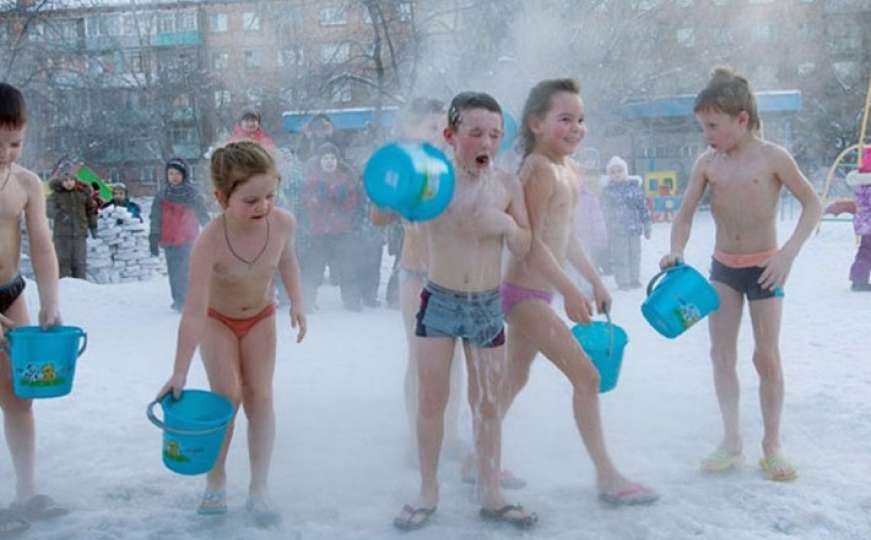 Siberian style: Djeca se kupaju ledenom vodom na snijegu