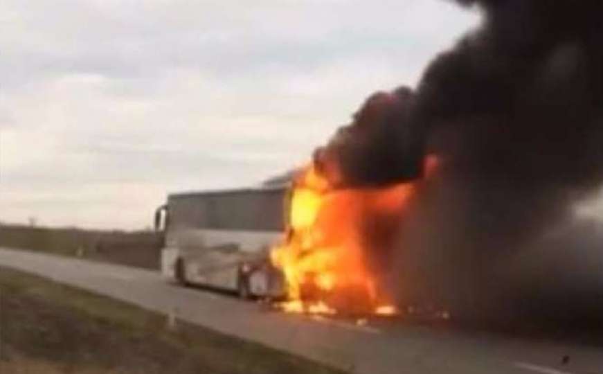 Zapalio se autobus: Saobraćaj obustavljen
