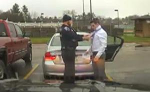 Zaustavio studenta zbog brze vožnje, a onda mu pomogao oko kravate