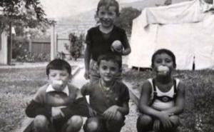 Danas cijeli Balkan pjeva hitove dječaka koji stoji na fotografiji