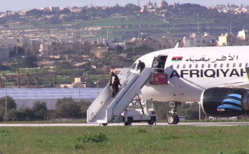 Drama na malteškom aerodromu: Pušteni neki taoci, policija okružila avion
