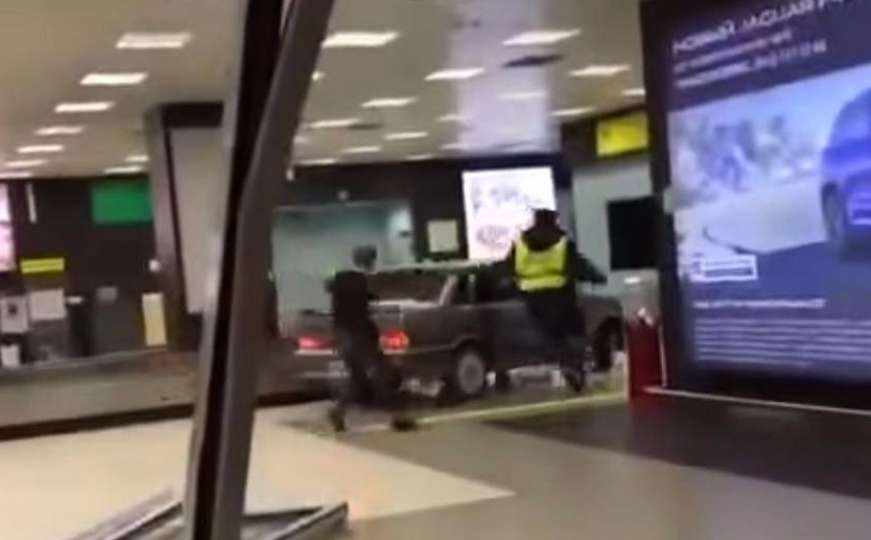 Rusija se smije urnebesnoj potjeri: Pijani vozač Lade upao na terminal aerodroma