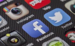 Božićno zurenje u Facebook može ljude učiniti jadnima