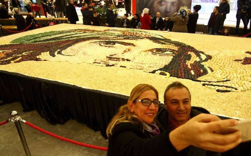 Mozaik od 750 kg baklave: Mališani napravili portret od 6.140 komada