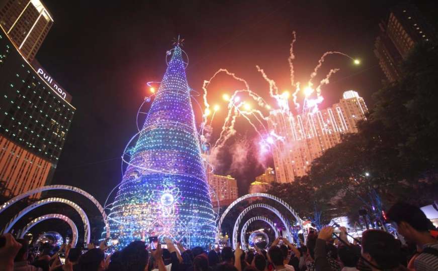Hiljade ljudi uživale u spektakularnom božićnom vatrometu u Jakarti