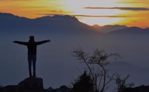 Tračak sunca iznad Sarajeva okovanog maglom