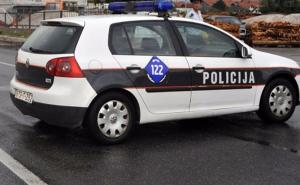 Dva vozila sletjela s puta: Saobraćaj obustavljen, policijske ekipe na terenu