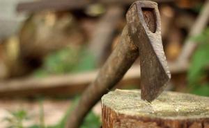 Opljačkali apoteku na Grbavici uz prijetnju sjekirom