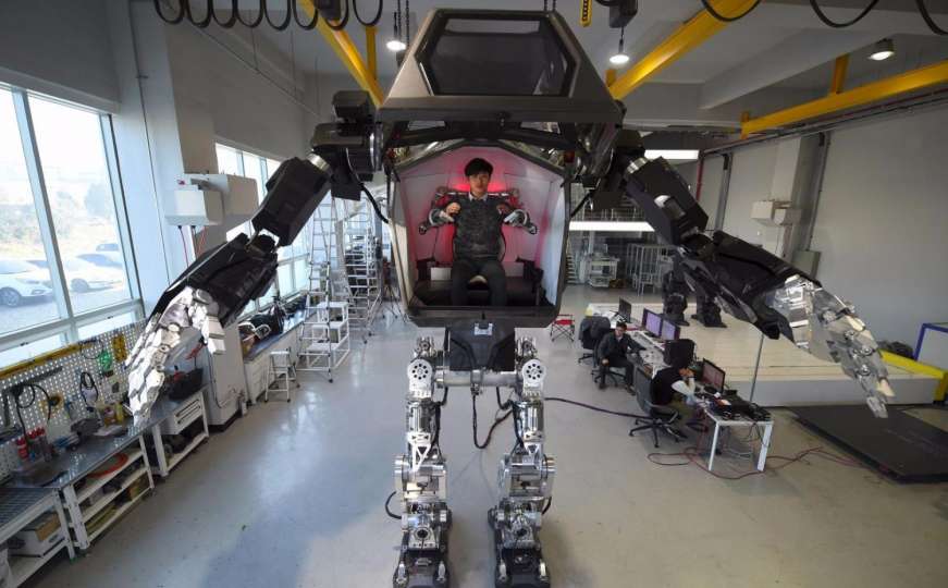Robot od četiri metra i težak 1,5 tonu hoda kao čovjek