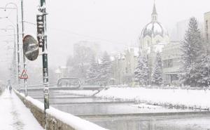 Nema šale: Sarajevske ulice prekrivene bijelim pokrivačem