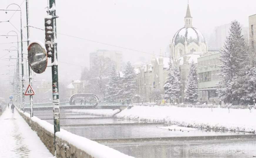 Nema šale: Sarajevske ulice prekrivene bijelim pokrivačem