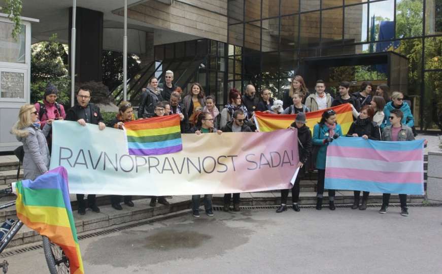 SOC Senatu UNSA-e: A sada osudite i govor mržnje prema LGBTI osobama!