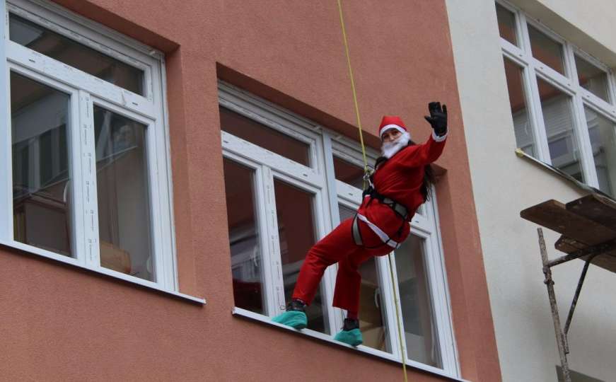 Fočanski spasioci kao Djeda Mrazovi iznenadili i darivali bolesne mališane