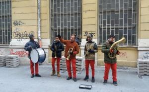 Grad okupan suncem i prepun turista: Sarajlije zabavljali trubači