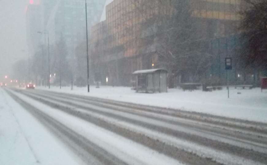Snijeg izazvao kolaps u gradu: Zimske službe na terenu