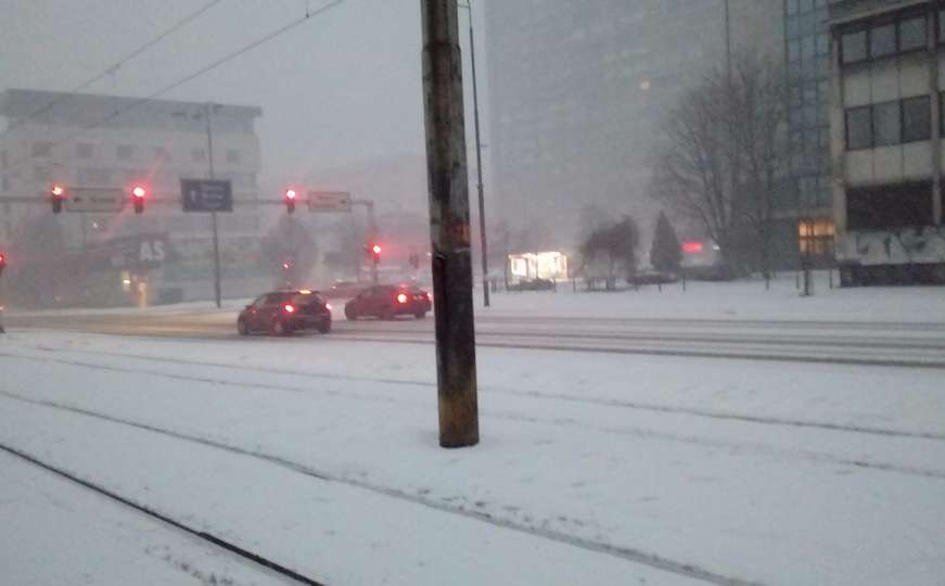 BiH okovana snijegom: Saobraćaj otežan i na autoputu, vozači oprezno
