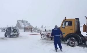 Kad bh. službe čiste snijeg: Mercedesom izvlačili zaglavljenu grtalicu