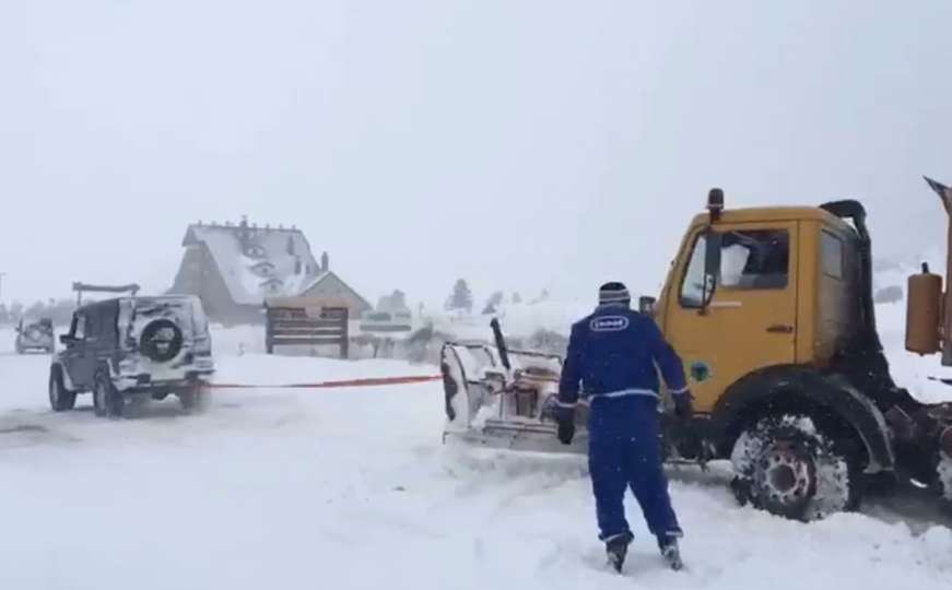 Kad bh. službe čiste snijeg: Mercedesom izvlačili zaglavljenu grtalicu