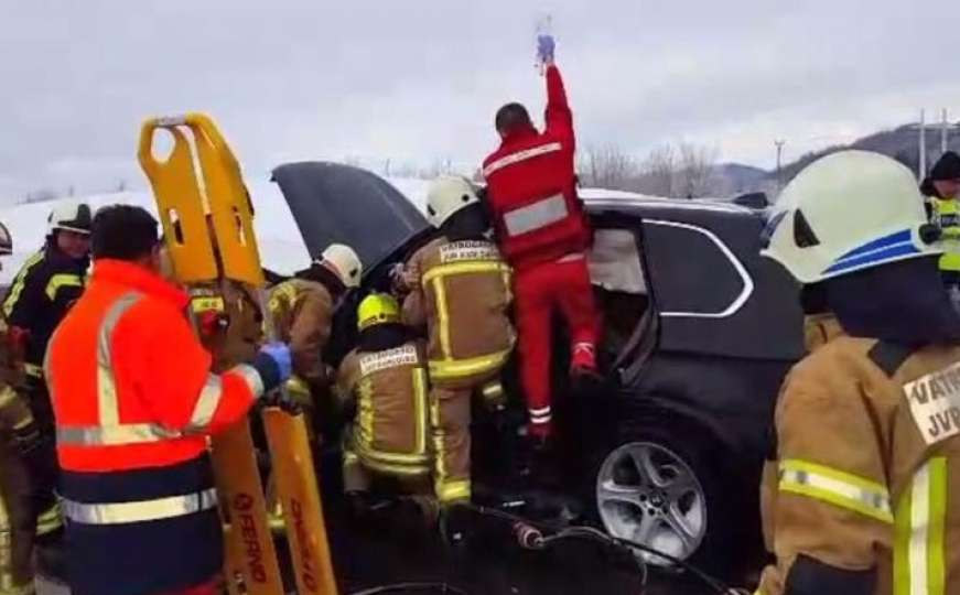 Teška saobraćajna nesreća, vatrogasci izvlačili vozača