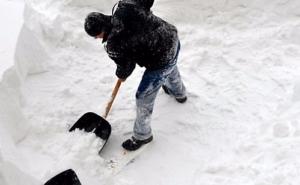 Prvi su "lopate u ruke" uzeli radnici Općine Kakanj: Pomoć zimskim službama