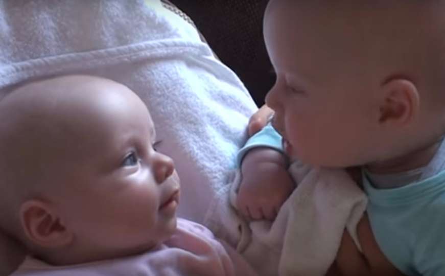 Ovo će vam uljepšati dan: Preslatki blizanci imaju ozbiljne, tajne razgovore