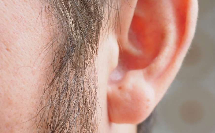 Ne govorite o tome, ali vas nervira: Kako se riješiti dlaka u ušima?