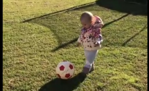 Geni su čudo: Kad se malena Una Džeko "dohvati" lopte