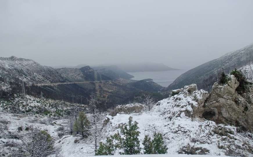 Zimska idila na Pelješcu: Snježni pogled na more