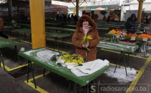 Prazna sarajevska pijaca Markale i promrzli trgovci