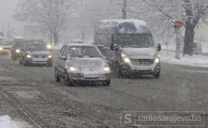 Snijeg i hladnoća paralizirali dijelove BiH: Otežan saobraćaj na brojnim cestama