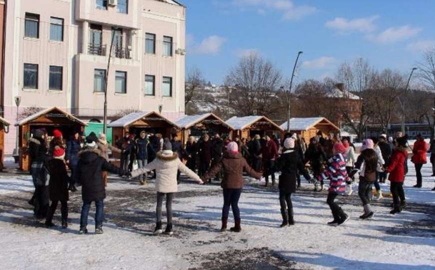 Građani Tuzle zajedno proslavili Božić: Zabava, čaj i kuhano vino na Trgu slobode