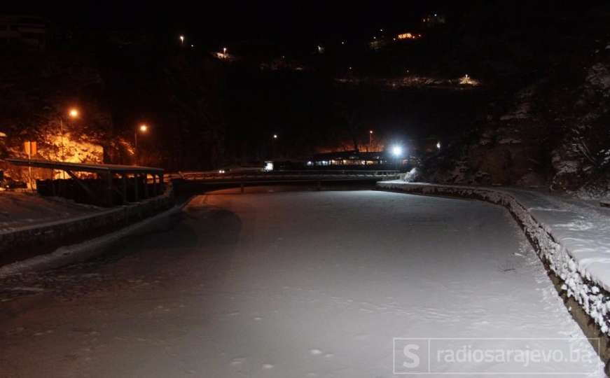Sibirska hladnoća "zavladala" Sarajevom: Zaleđena i rijeka Miljacka