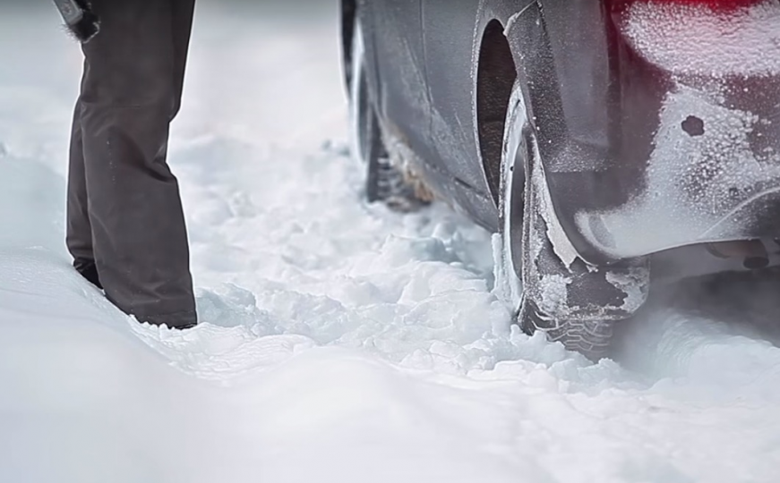 Šta trebate uraditi ako vam se auto zaglavi u snijegu
