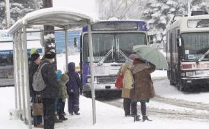 Ko je zadužen za čišćenje snijega i leda ispred zgrada, stajališta, pruga?