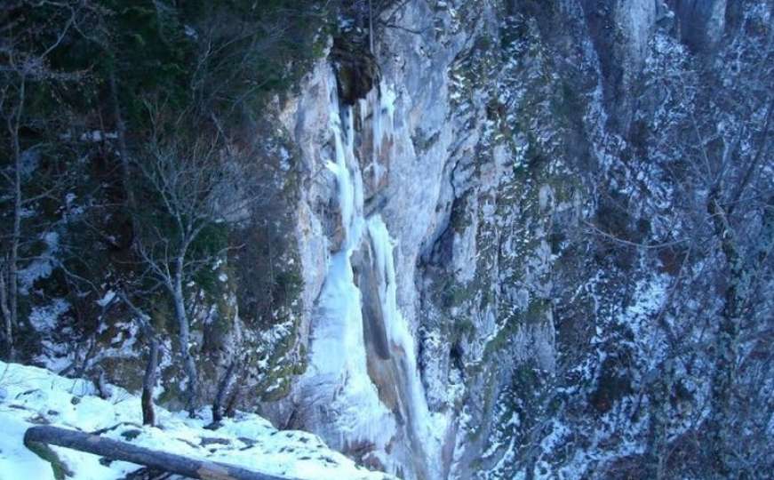 Zaledio i vodopad Skakavac